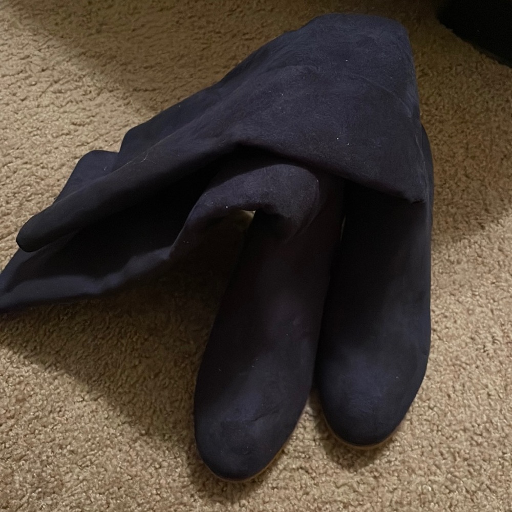 Calf high suede boots